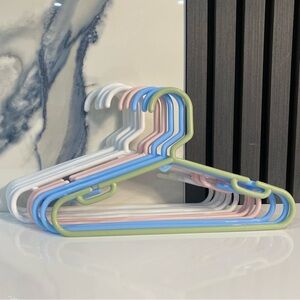 Colorful Plastic Hangers Set (9).